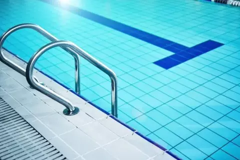 "بتر أصابعه وكسر قدمه".. قصة واقعة مأساوية لسباح رياضي في أحد أندية الجيزة